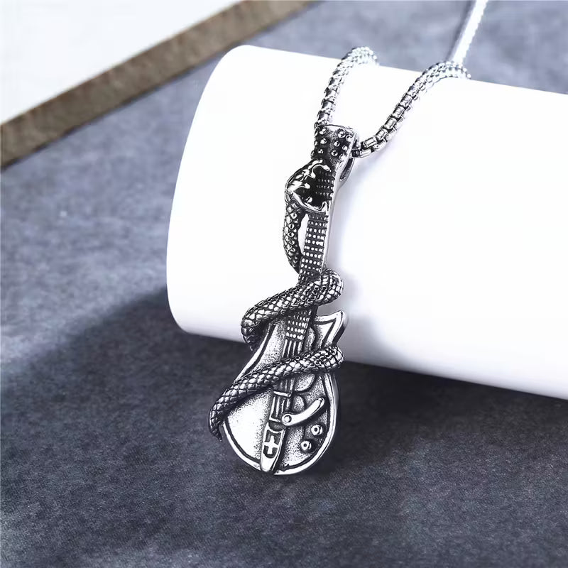 Chaîne en acier inoxydable de style punk avec pendentif en alliage de guitare python rétro, accessoire de mode rock unisexe, cadeau idéal pour les amateurs de musique et les amis.